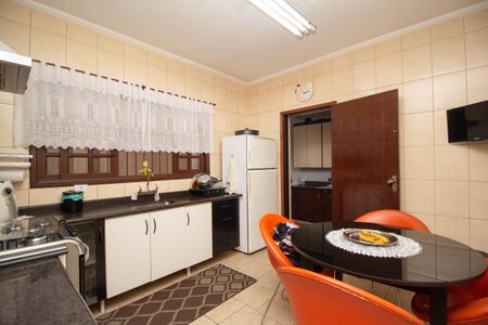 Casa à venda com 180m², 2 quartos e 2 vagasCozinha