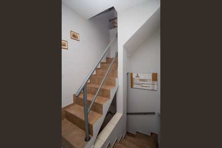 Casa à venda com 180m², 2 quartos e 2 vagasEscada