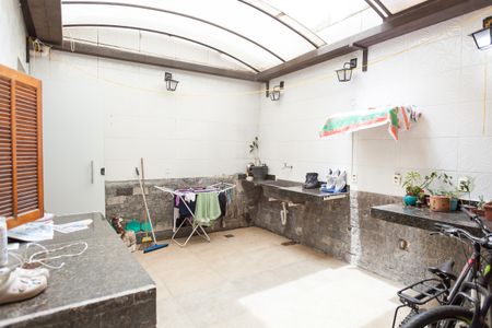 Casa à venda com 360m², 3 quartos e 2 vagas Casa à venda com 360m², 3 quartos e 2 vagasQuintal