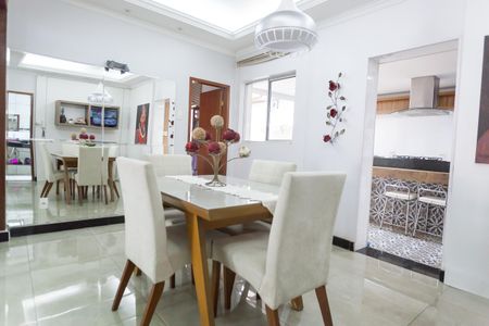 Casa à venda com 360m², 3 quartos e 2 vagas Casa à venda com 360m², 3 quartos e 2 vagasSala de Jogos