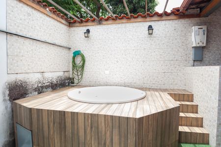 Casa à venda com 360m², 3 quartos e 2 vagas Casa à venda com 360m², 3 quartos e 2 vagashidro massagem