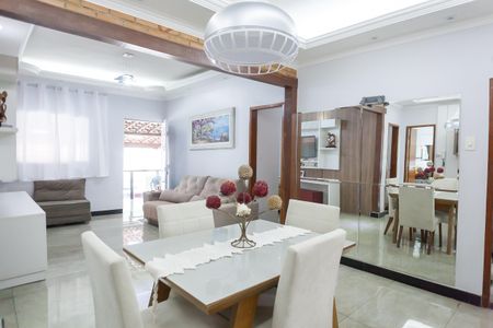 Casa à venda com 360m², 3 quartos e 2 vagas Casa à venda com 360m², 3 quartos e 2 vagasSala de Jogos