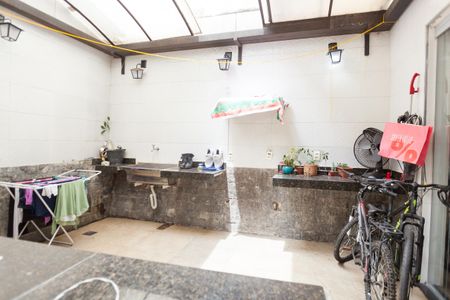 Casa à venda com 360m², 3 quartos e 2 vagas Casa à venda com 360m², 3 quartos e 2 vagasQuintal