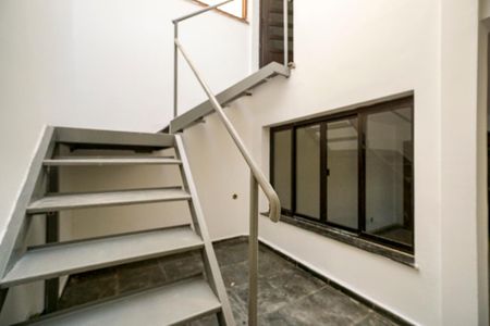 Casa para alugar com 110m², 1 quarto e 2 vagas Casa para alugar com 110m², 1 quarto e 2 vagasHall da escada