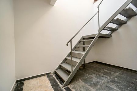 Casa para alugar com 110m², 1 quarto e 2 vagas Casa para alugar com 110m², 1 quarto e 2 vagasHall da escada
