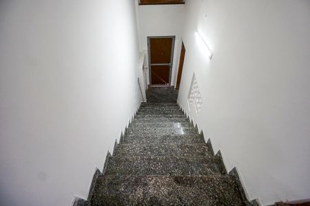 Casa para alugar com 110m², 1 quarto e 2 vagas Casa para alugar com 110m², 1 quarto e 2 vagasEscada