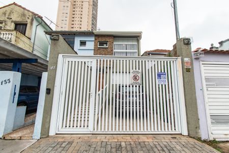 Casa à venda com 156m², 6 quartos e 1 vaga Casa à venda com 156m², 6 quartos e 1 vagaFachada