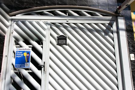 Casa à venda com 132m², 3 quartos e 2 vagas Casa à venda com 132m², 3 quartos e 2 vagasFachada