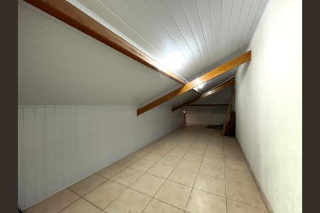 Casa à venda com 230m², 4 quartos e 4 vagas Casa à venda com 230m², 4 quartos e 4 vagasSótão