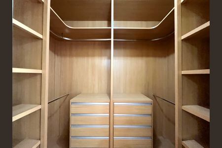 Casa à venda com 230m², 4 quartos e 4 vagas Casa à venda com 230m², 4 quartos e 4 vagasCloset da suíte 1