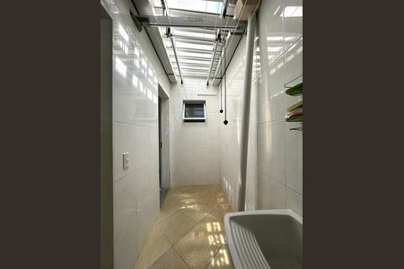 Casa à venda com 230m², 4 quartos e 4 vagas Casa à venda com 230m², 4 quartos e 4 vagasÁrea de Serviço