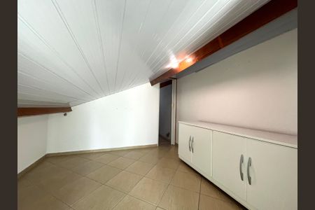 Casa à venda com 230m², 4 quartos e 4 vagas Casa à venda com 230m², 4 quartos e 4 vagasEscritório