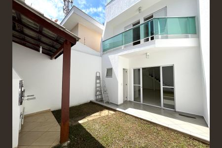 Casa à venda com 230m², 4 quartos e 4 vagas Casa à venda com 230m², 4 quartos e 4 vagasChurrasqueira