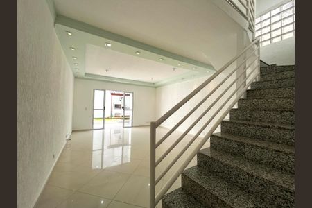 Casa à venda com 230m², 4 quartos e 4 vagas Casa à venda com 230m², 4 quartos e 4 vagasSala