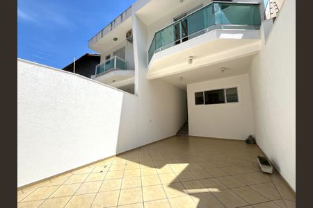 Casa à venda com 230m², 4 quartos e 4 vagas Casa à venda com 230m², 4 quartos e 4 vagasGaragem