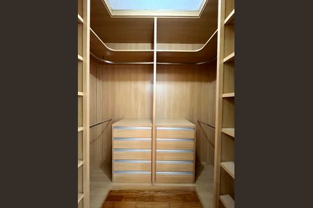 Casa à venda com 230m², 4 quartos e 4 vagas Casa à venda com 230m², 4 quartos e 4 vagasCloset da suíte 1