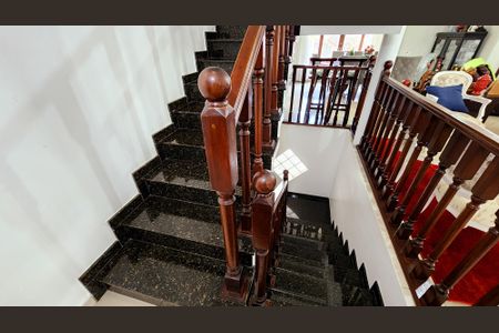 Casa de condomínio à venda com 540m², 6 quartos e 6 vagas Casa de condomínio à venda com 540m², 6 quartos e 6 vagasEscada