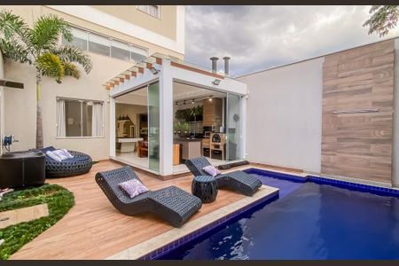 Casa à venda com 290m², 3 quartos e 4 vagasPiscina