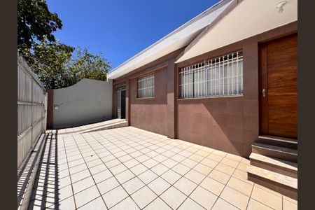 Casa para alugar com 100m², 2 quartos e 2 vagasEntrada da casa