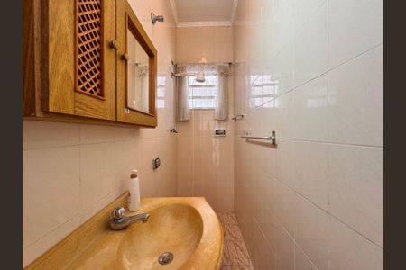 Casa para alugar com 100m², 2 quartos e 2 vagasBanheiro da Suíte