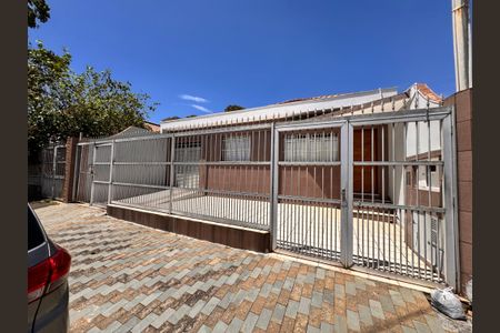 Casa para alugar com 100m², 2 quartos e 2 vagasFachada