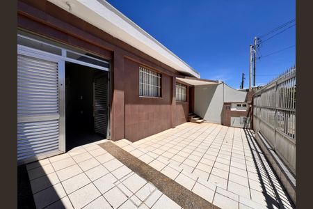 Casa para alugar com 100m², 2 quartos e 2 vagasEntrada da casa