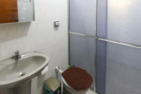 Casa à venda com 233m², 7 quartos e 8 vagasBanheiro Social da casa 02