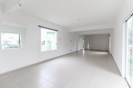 Sala de casa para alugar com 2 quartos, 120m² em Jardim das Oliveiras, São Paulo