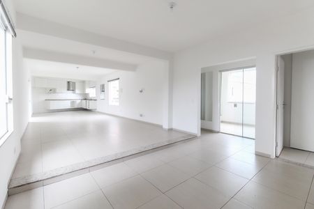 Sala de casa para alugar com 2 quartos, 120m² em Jardim das Oliveiras, São Paulo
