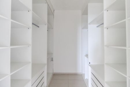 Casa para alugar com 120m², 2 quartos e 2 vagas Casa para alugar com 120m², 2 quartos e 2 vagasCloset do Quarto 2