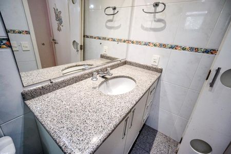 Apartamento à venda com 134m², 3 quartos e 2 vagasBanheiro da suíte 01
