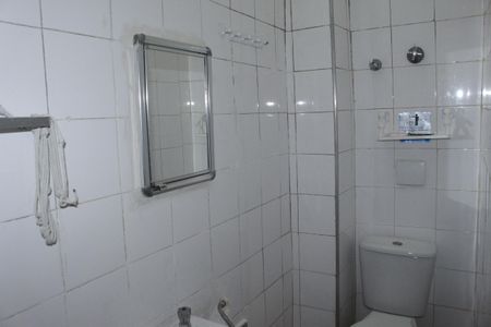 Banheiro social de kitnet/studio para alugar com 1 quarto, 21m² em Santa Ifigênia, São Paulo