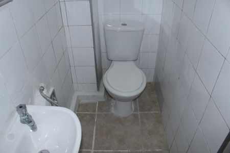 Banheiro social de kitnet/studio para alugar com 1 quarto, 21m² em Santa Ifigênia, São Paulo