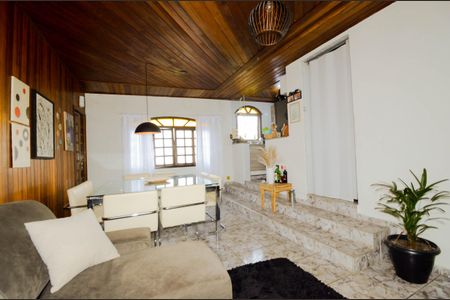 Casa à venda com 240m², 5 quartos e 3 vagasEdícula - Sala
