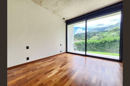Casa de condomínio à venda com 353m², 4 quartos e 4 vagasQuarto 4