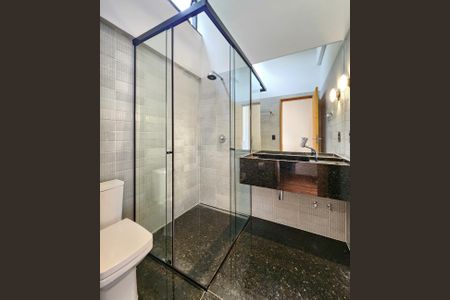 Casa de condomínio à venda com 353m², 4 quartos e 4 vagasBanheiro do Quarto 2