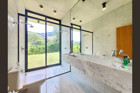 Casa de condomínio à venda com 353m², 4 quartos e 4 vagasBanheiro do Quarto