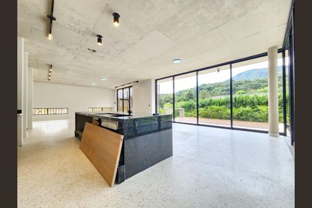 Casa de condomínio à venda com 353m², 4 quartos e 4 vagasSala