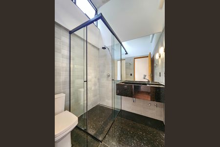 Casa de condomínio à venda com 353m², 4 quartos e 4 vagasBanheiro do Quarto 4