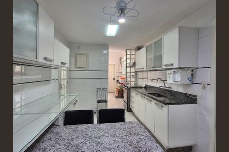 Apartamento à venda com 182m², 4 quartos e 2 vagasCozinha
