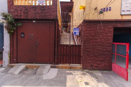 Casa à venda com 450m², 4 quartos e 4 vagas Casa à venda com 450m², 4 quartos e 4 vagasFachada