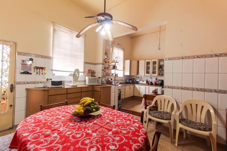 Casa à venda com 450m², 4 quartos e 4 vagas Casa à venda com 450m², 4 quartos e 4 vagasCozinha