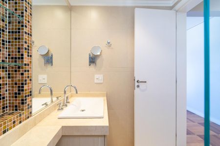 Apartamento para alugar com 124m², 3 quartos e 3 vagas Apartamento para alugar com 124m², 3 quartos e 3 vagasBanheiro da Suíte 1