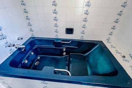 Casa à venda com 283m², 5 quartos e 2 vagasBanheiro 4