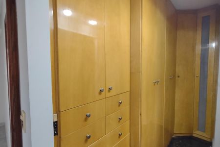 Apartamento à venda com 315m², 4 quartos e 4 vagasCloset da suíte 2