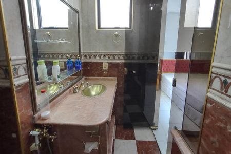 Apartamento à venda com 315m², 4 quartos e 4 vagasBanheiro da Suíte 1
