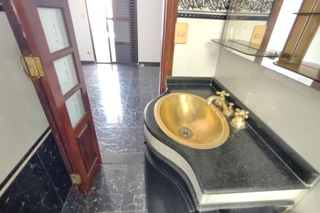 Apartamento à venda com 315m², 4 quartos e 4 vagasBanheiro da Suíte 2