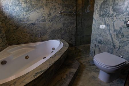 Apartamento à venda com 590m², 5 quartos e 5 vagasBanheiro da Suíte 2