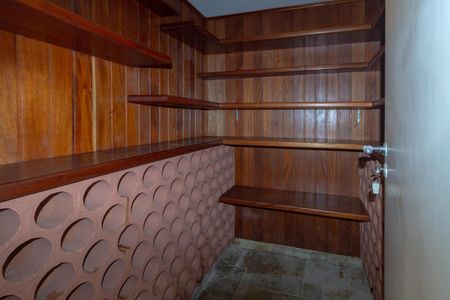 Apartamento à venda com 590m², 5 quartos e 5 vagasAdega