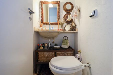 Casa de condomínio à venda com 400m², 4 quartos e 4 vagasLavabo